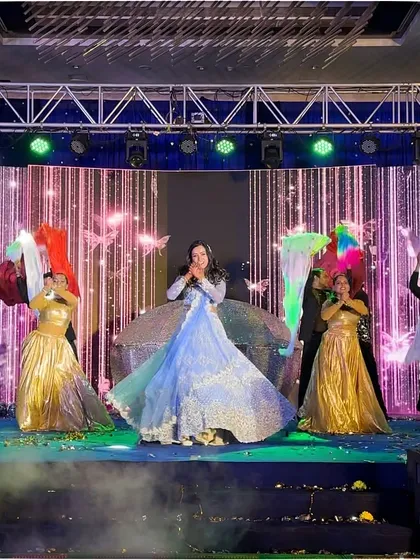 A wonderfully beautiful performance by the bride, enhanced by professional dancers and colorful props, creating an enchanting moment.