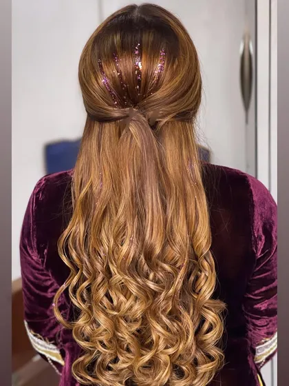 The back view of the glitter-parting hairstyle.