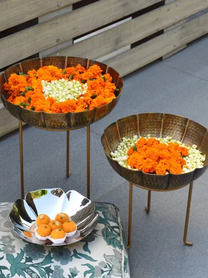 A beautiful outdoor setup featuring my standing urlis filled with marigolds and jasmine. This is a classic decor idea for a Haldi or Mehendi function held during the day.