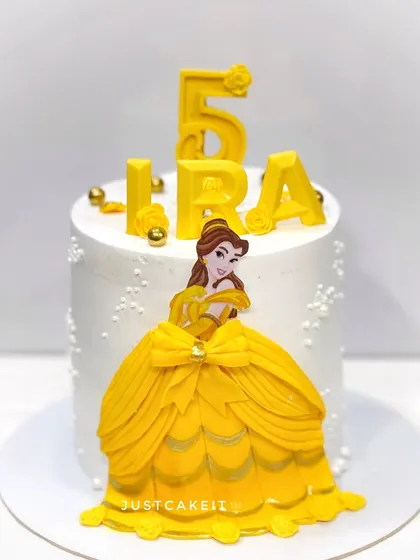 An elegant cake for a fan of Disney's Belle. The design features a beautiful 2D edible image of the princess, complemented by golden accents for a touch of royalty.