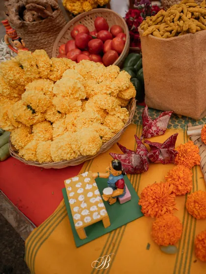 This vibrant cart was a feast for the senses, filled with locally sourced spices, fresh vegetables, marigolds, and Channapatna crafts. It served as a beautiful installation and a beloved photo spot for guests.