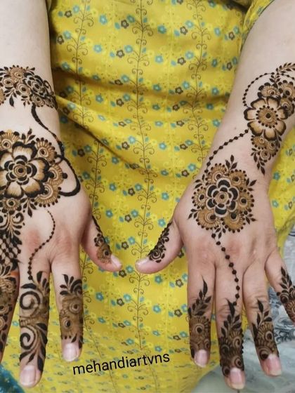 A stylish and modern floral design for the hands. The asymmetric pattern and use of open space give it a very contemporary feel.