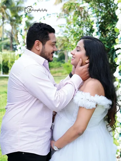 The connection between partners is a beautiful part of the maternity journey. This intimate close-up captures a look of love and anticipation, framed by a delicate floral arch at our private outdoor location.