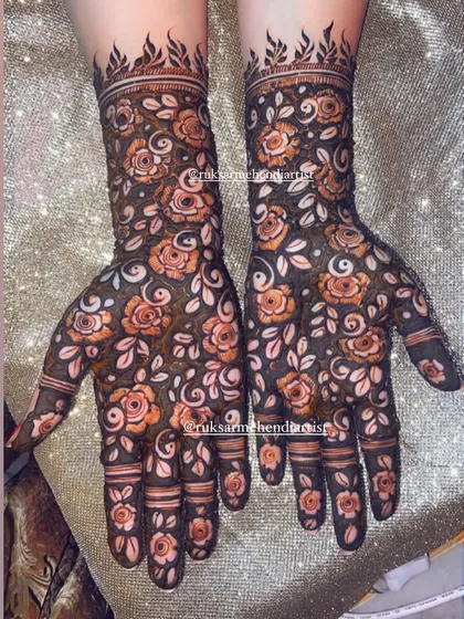 A beautiful two-tone floral stain, where some elements appear darker than others, adding depth to the design.