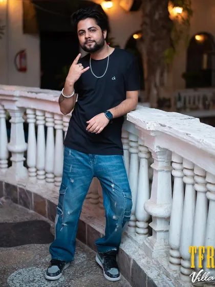 A shot from a Saturday night gig at TFR Villa in Gurgaon. I believe in constant improvement, always pushing to make my good sets better and my better sets the best.