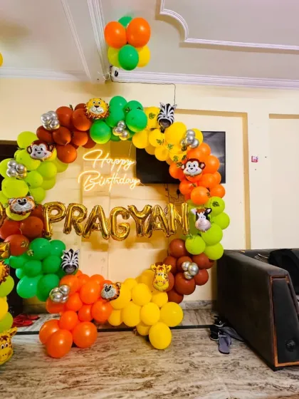 This wider view shows how the circular jungle-themed balloon arch becomes the main centerpiece of the room. It’s a great way to create a dedicated photo corner in your living room, and I can adjust the size to fit your specific space.