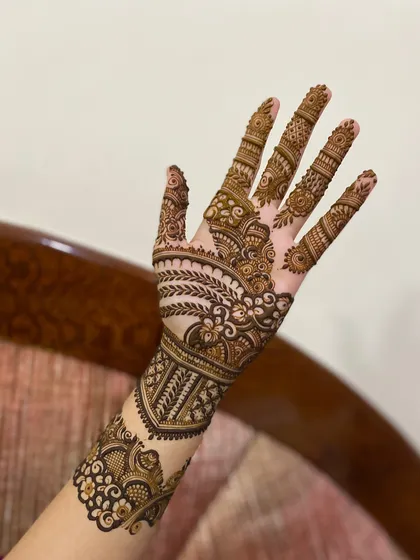 A simple and elegant design for the back of the hand, perfect for a guest or for a pre-wedding function.