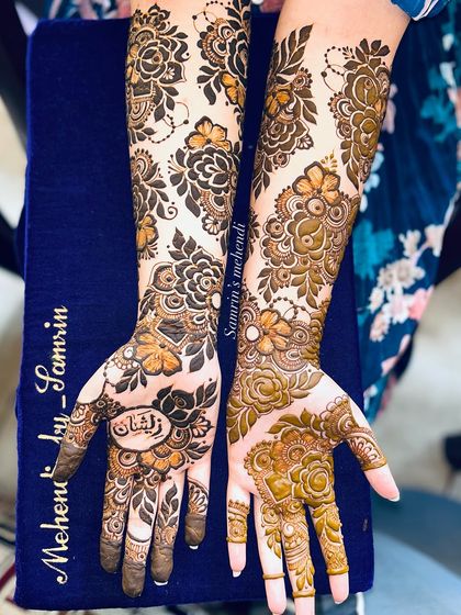 A beautiful Dubai-style design for my client Royda. The pattern is a gorgeous mix of florals and leaves, with plenty of open space to make the design breathe.