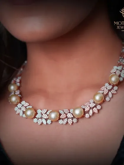 A classic necklace featuring large, luminous pearls alternating with diamond floral clusters. A timeless piece that combines the best of nature's gems.