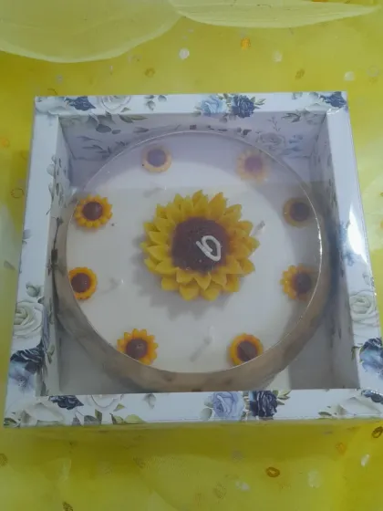 Bring sunshine to your celebrations with our sunflower cake candle. It features a large sunflower on top with smaller ones around the edge, perfect for birthdays and special moments.