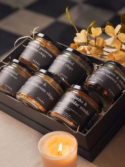 The Snack Box Hamper is perfect for sharing laughs and making memories. This gift set includes six of our favourite savoury jars, like jalapeño & cheddar nimki and aglio & parmesan chips.