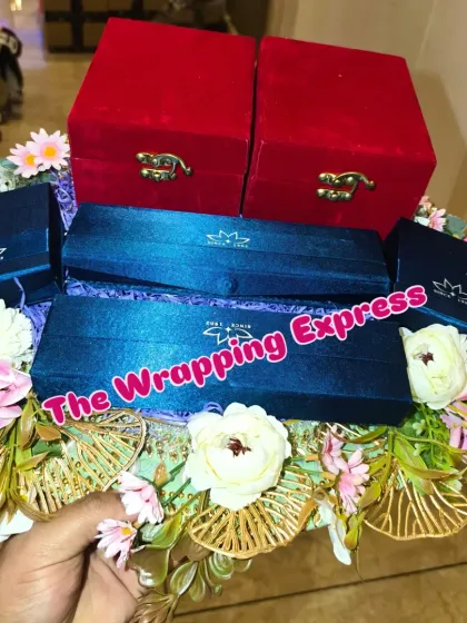Another view of the Kua Poojan jewellery platter. This kind of presentation makes the gift-giving part of the ceremony feel very grand.