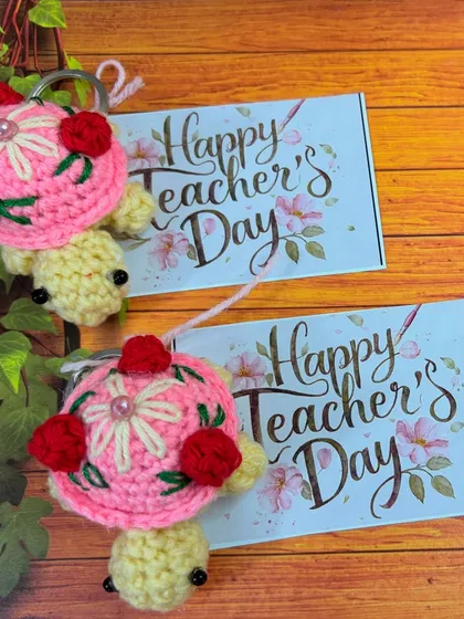 These little turtle keychains were part of a special bulk order for Teacher's Day. Each amigurumi turtle features a floral shell and was paired with a greeting card, making it a perfect token of appreciation.