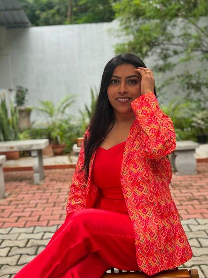 Showtime at an outdoor corporate offsite. I am just as comfortable hosting in a resort garden as I am in a formal ballroom, adapting my style to the setting.