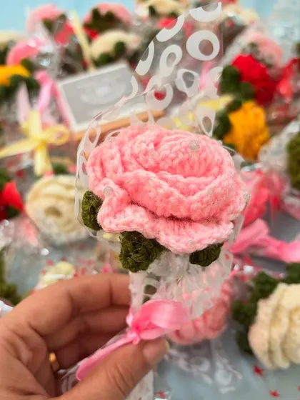 This is a single pink rose, perfect for a sweet and gentle gesture. The soft cotton yarn gives it a delicate and beautiful texture.