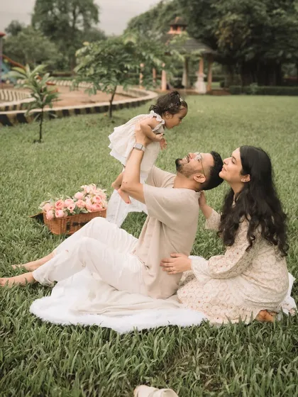 Lifting her high! These playful, interactive moments make for the most joyful and authentic family photos.