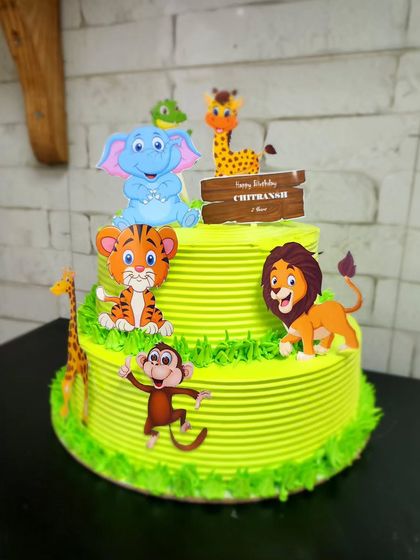 Another version of our jungle theme cake, using printed cutouts for a clean and colorful look. Perfect for a wild animal-themed party.