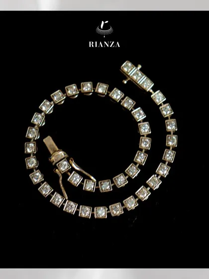 The classic diamond tennis bracelet is a must-have for any jewellery collection. This piece can be stacked with other bracelets or worn alone for a touch of everyday sparkle.