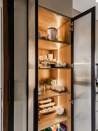 This illuminated pantry unit with fluted glass doors is both a beautiful display cabinet and a functional storage space. The internal lighting makes it easy to see everything at a glance.