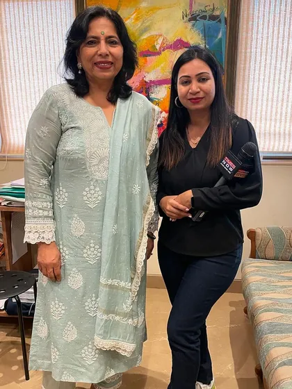 With the reporter after finishing the interview. These interactions are key to ensuring legal news is reported accurately.
