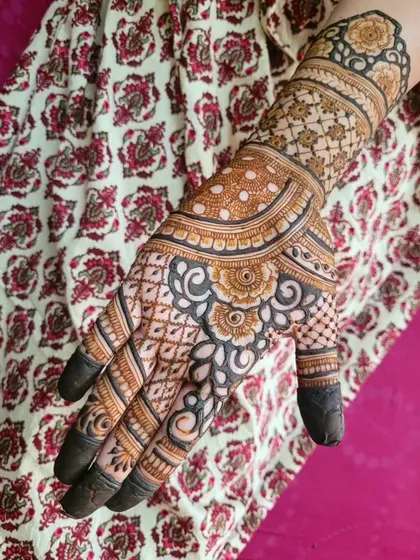 A close-up of the right hand from the asymmetrical floral set. You can see the mix of bold negative space florals and fine, detailed grid work.