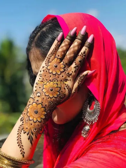 A beautiful floral vine design for the back of the hand. The use of shading and fine lines gives the flowers a three-dimensional effect.