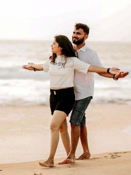 Recreating a classic romantic pose on the beach, this pre-wedding photo is full of joy and a carefree spirit, with the ocean as a stunning witness.