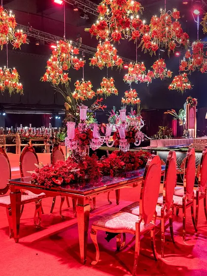 The dining experience was designed to be just as opulent. Tables were set with chandeliers adorned with red roses, casting an intimate and romantic light over each setting.