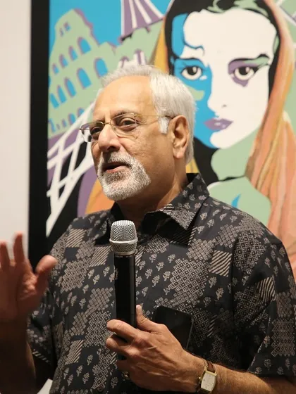 Maher Dadha delivering a talk at the exhibition ‘Pseudorealism & the Evolution of Art’ at Dwija Art Gallery. We believe in actively participating in the art community and sharing our knowledge.