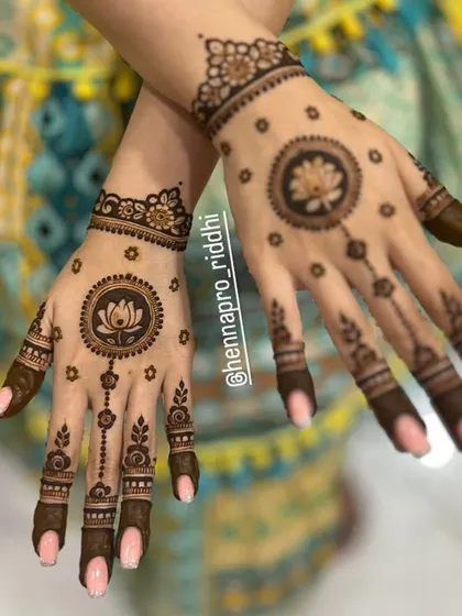 For a modern, chic look, I love creating minimalist henna designs. This elegant lotus mandala is perfect for someone who wants a beautiful but not-so-heavy pattern, making it a great choice for bridesmaids or party guests.