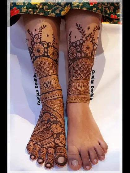 A lovely floral design for bridal feet. The pattern includes intricate bands on the ankles and detailed work on the toes.