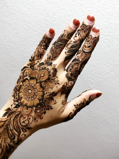 A stunning, intricate Arabic floral design perfect for Eid or a party. The dark stain shows the quality of the natural henna.