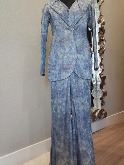A very chic and modern fusion pantsuit. The blue printed fabric has a subtle shimmer, and the tailored jacket and flared pants create a powerful silhouette.
