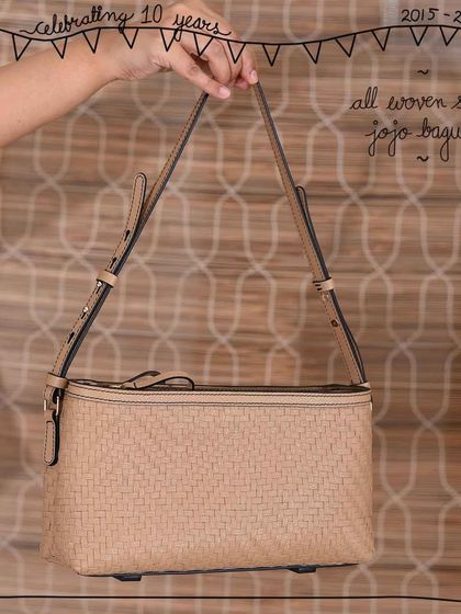Our signature all-woven technique gives the Jojo Baguette a completely new personality. This version in our neutral Sand leather highlights the intricate texture of the hand-matted weave, creating a sophisticated and timeless shoulder bag.