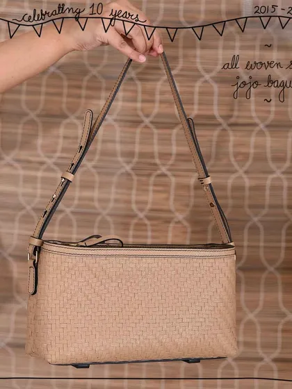 Our signature all-woven technique gives the Jojo Baguette a completely new personality. This version in our neutral Sand leather highlights the intricate texture of the hand-matted weave, creating a sophisticated and timeless shoulder bag.