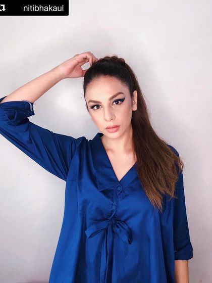 A dramatic, graphic black liner look for a high-fashion feel. This style is all about sharp lines and bold confidence, perfect for making a statement.