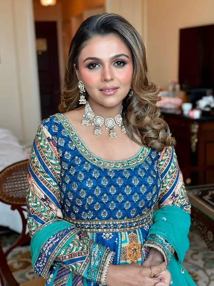 A soft and glamorous makeup look for my client. The look features a warm, bronzy eyeshadow and voluminous curls, perfect for a festive occasion.