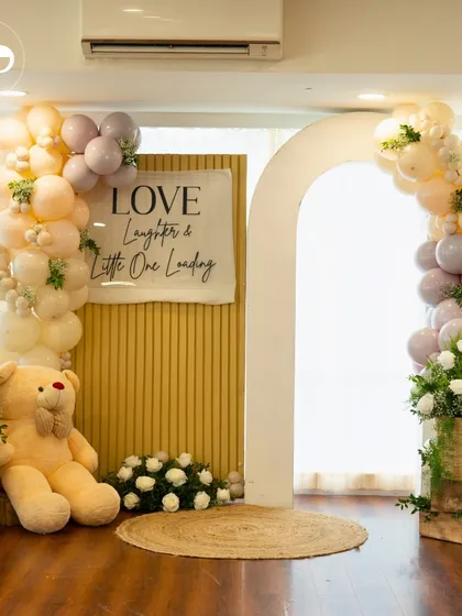 A beautiful overview of a teddy bear picnic-themed baby shower. This setup combines custom backdrops, lush florals, and charming balloon arrangements to create a warm, welcoming, and picture-perfect celebration for the parents-to-be.