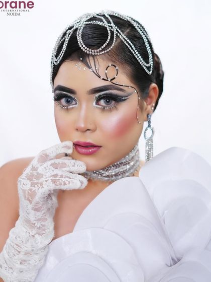 This pose is both strong and delicate, capturing the essence of this avant-garde white look.