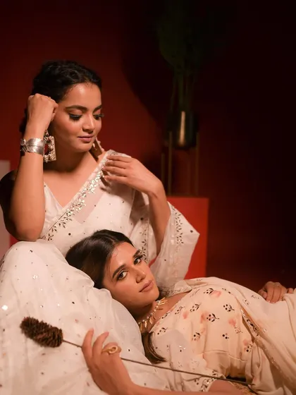 For this creative shoot, I styled two models in complementary off-white sarees. The mood is artistic and serene, focusing on the bond between them and the elegance of the Chanderi fabric.