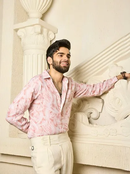 This pink abstract-patterned shirt combines comfort with modern charisma. It is a versatile piece that ensures you look sharp and feel confident, whether at work, on the weekend, or at a special occasion.