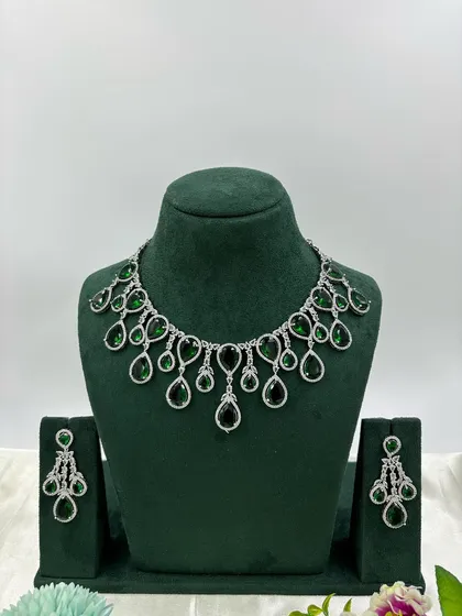 A single-strand AD necklace with teardrop-shaped green stones. This is a lighter option for parties.