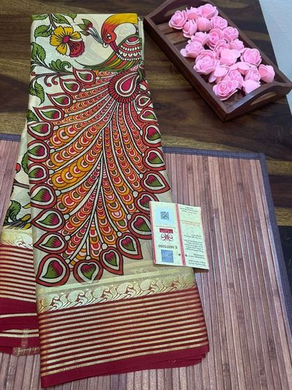 A magnificent peacock Kalamkari print dominating the pallu of this Mysore silk saree.