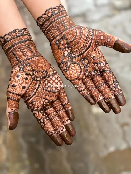 This is the kind of heavy bridal mehendi I love to create. It's packed with detail, combining traditional patterns with fine lines for a result that is both classic and stunning. Every element is drawn with care to ensure your bridal henna is perfect.