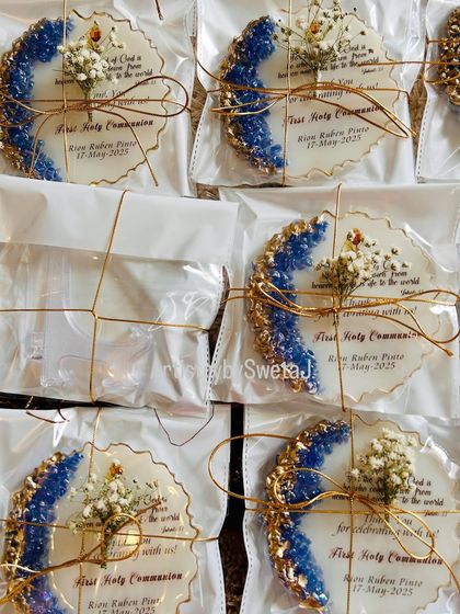 Each communion favor is beautifully packaged with a delicate bow and dried flowers, making it a truly special gift for guests.