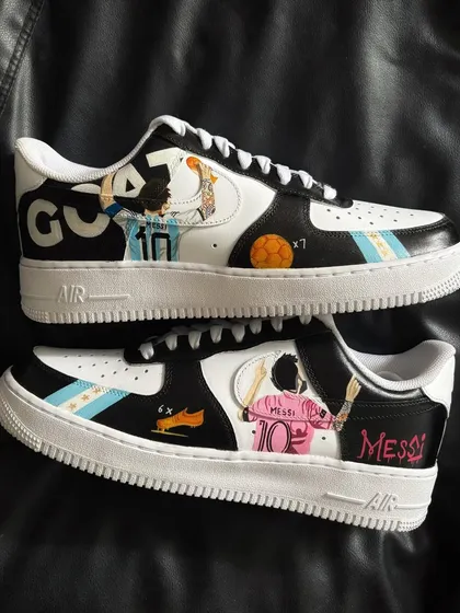 The full pair of Messi custom sneakers, with one shoe for his Argentina career and the other for his club career.
