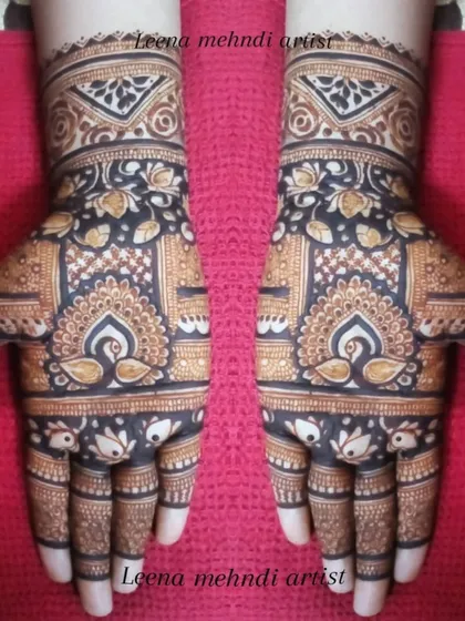 Symmetrical peacock designs for a classic bridal look. The bold, dark filling makes the peacocks stand out, while the surrounding patterns are filled with fine, delicate details.