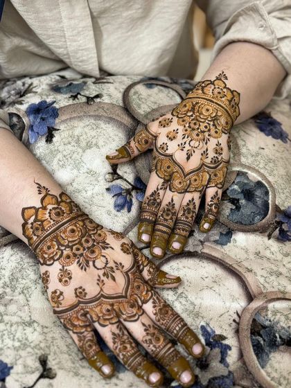 Both hands with the matching guest-style design.