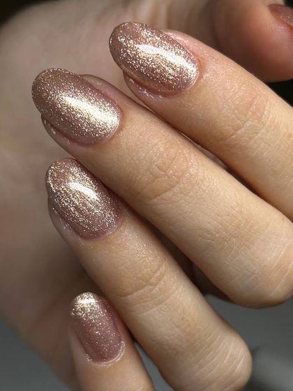A beautiful champagne-gold glitter polish. The warm, sparkling tone is sophisticated and perfect for adding a touch of glamour to any look.