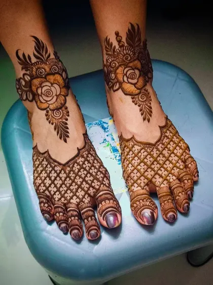 Your bridal look isn't complete without mehandi on your feet. I design beautiful and intricate patterns for the feet, like this one featuring a combination of floral motifs around the ankle and detailed jaali work on the toes.
